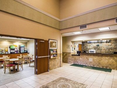 Quality & South Near I-84 Hotel 2*